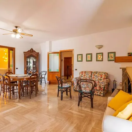 Casa de hóspedes The Rosa's Luxury House